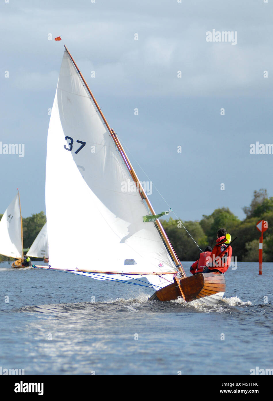 L'eau d'une course vers le bas le Wag canot rivière Shannon à Tarmonbarry en Irlande. (Les marins français Sylvie Viant & Martine Gahinet-Charrier à bord) Banque D'Images