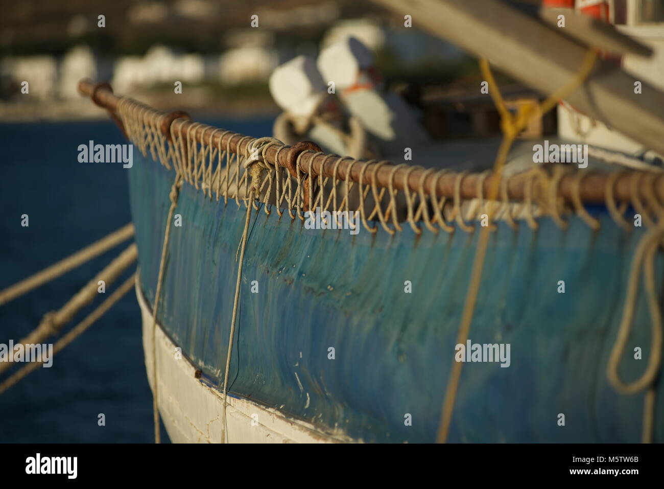 Détail de l'leecloths sur un cargo grec traditionnel (un caïque Perama appelé Panagia) dans le port de Parikia, sur l'île de Paros. Banque D'Images