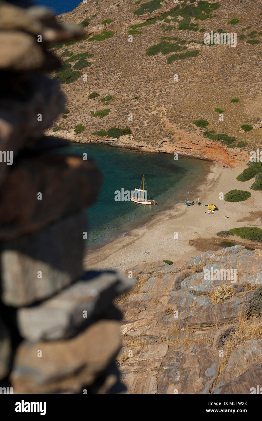 Le bon petit bateau Chryssopigi amarré jusqu'nuit à Kolóna Beach sur l'île de Kythnos en Grèce. Il s'agit d'aventure à la voile à son meilleur ! Banque D'Images