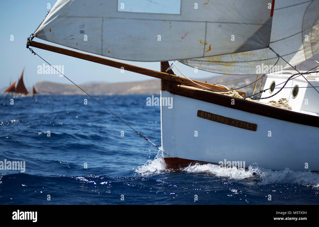 Détail de l'arc-Kivoto en fibre de verre (l'arche) voile sur Syros, Grèce, au début de la Cyclades Classic Yacht Regatta. Banque D'Images