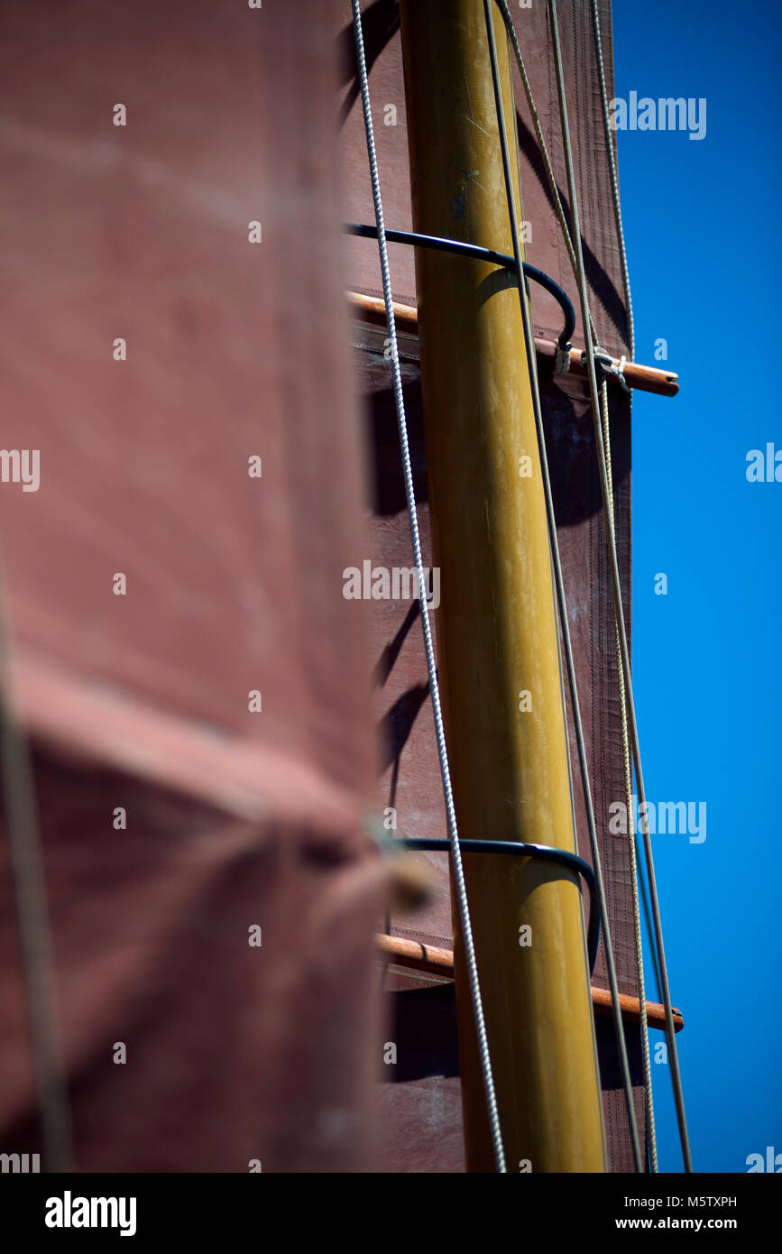 Voiles de l'Athena, une réplique moderne d'un bateau de pêche à l'éponge traditionnelle grecque. Contrairement à l'original des bateaux, Athena a un junk rig inspiré par la Chine. Banque D'Images