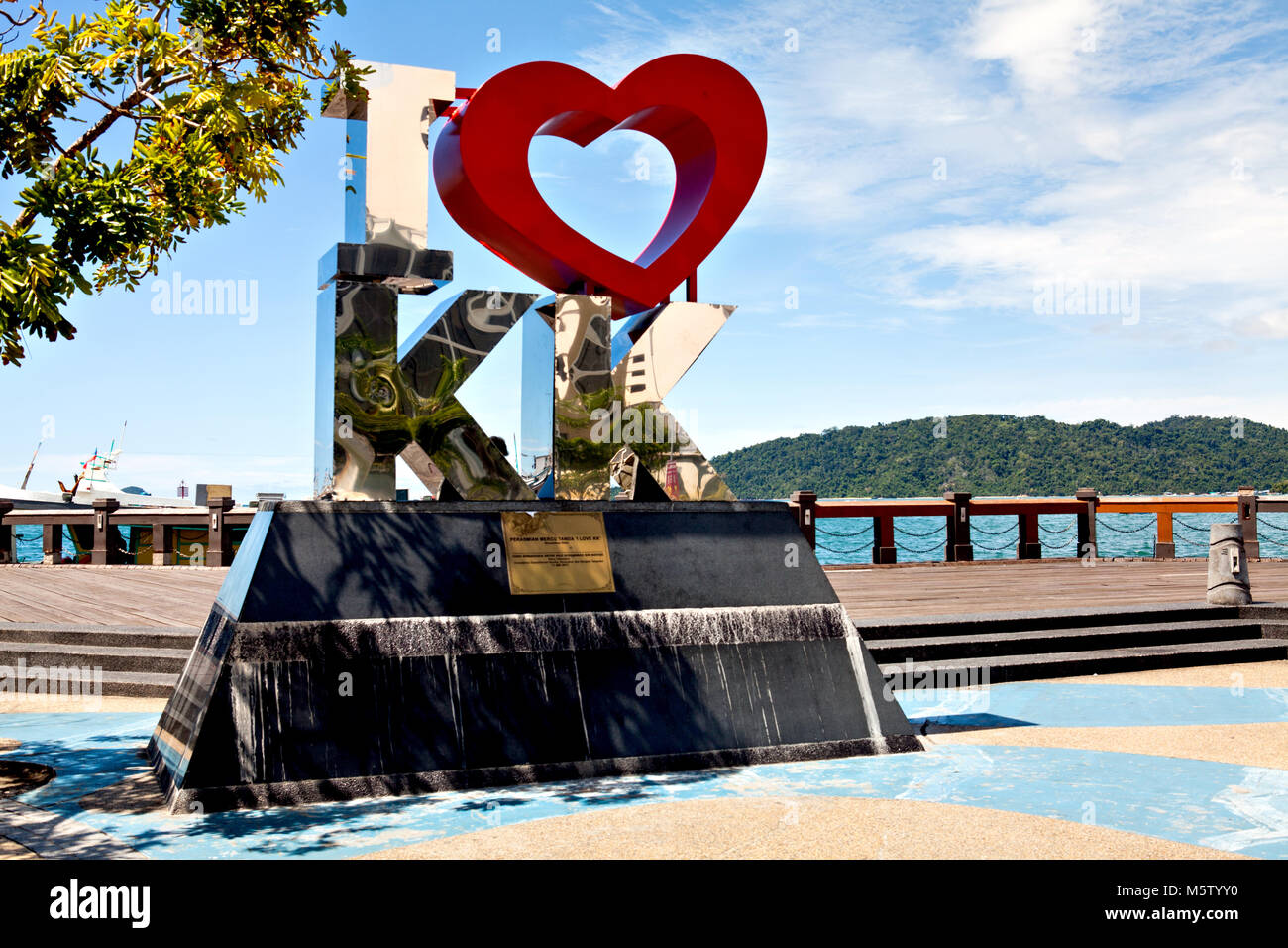 Kinabalu, Malaisie - 20 novembre 2017 : le célèbre "I Love KK' dans le parc autour de la ville de Kota Kinabalu (Sabah/Bornéo). Banque D'Images