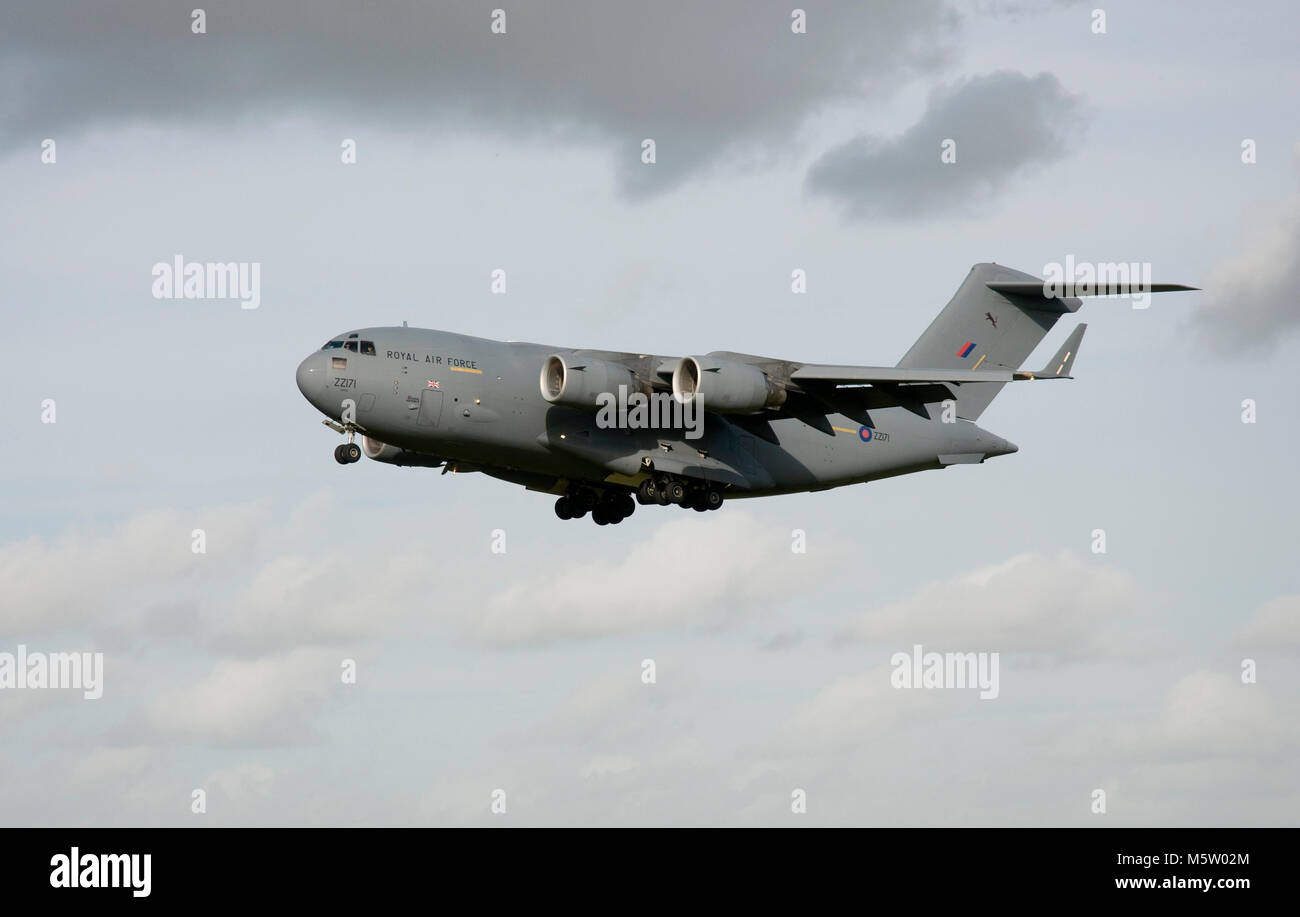 Boeing C-17A Globemaster III, ZZ171, 99 Squadron, RAF, et vu l'atterrissage à Brize Norton, Oxfordshire, 27 Octobre 2010 Banque D'Images