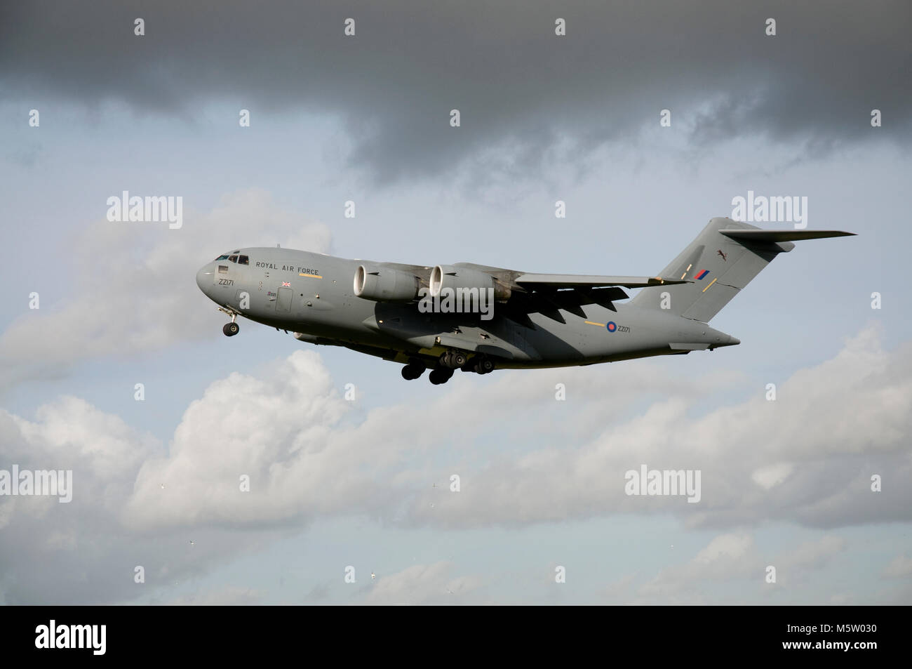 Boeing C-17A Globemaster III, ZZ171, 99 Squadron, RAF, et vu l'atterrissage à Brize Norton, Oxfordshire, 27 Octobre 2010 Banque D'Images