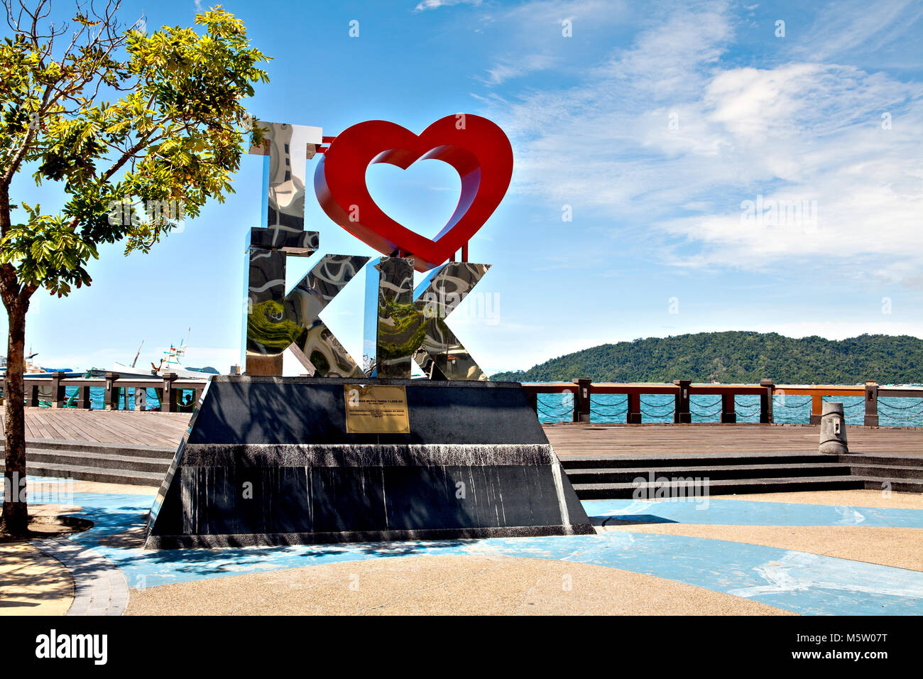 Kinabalu, Malaisie - 20 novembre 2017 : le célèbre "I Love KK' dans le parc autour de la ville de Kota Kinabalu (Sabah/Bornéo). Banque D'Images