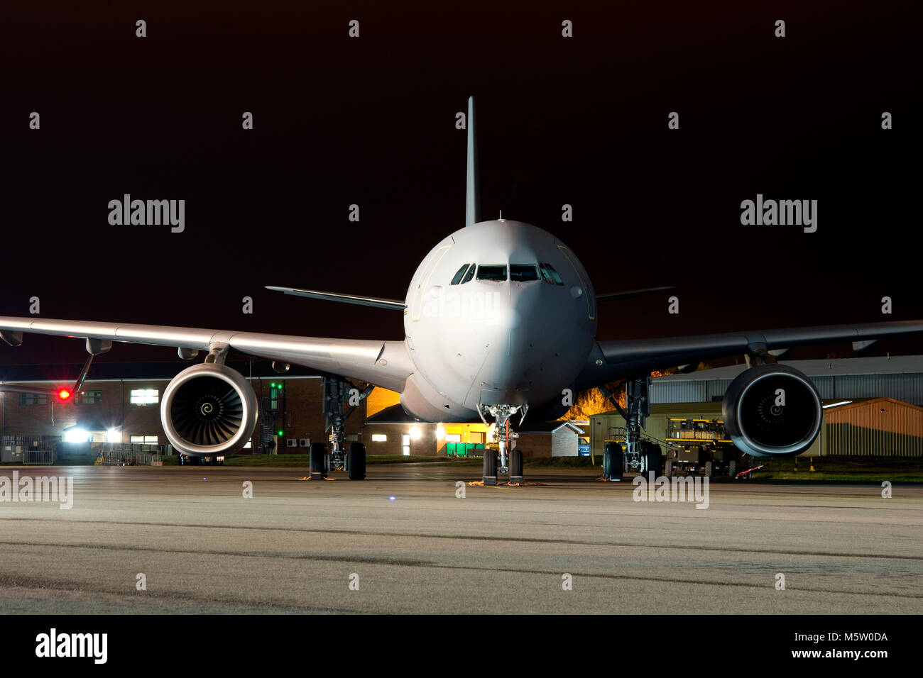 Voyager Airbus KC.2 ZZ343, 10 & 101 escadrons, RAF, fondée et vu à Brize Norton pour une séance photo de nuit, Oxfordshire, le 29 octobre 2016. Banque D'Images