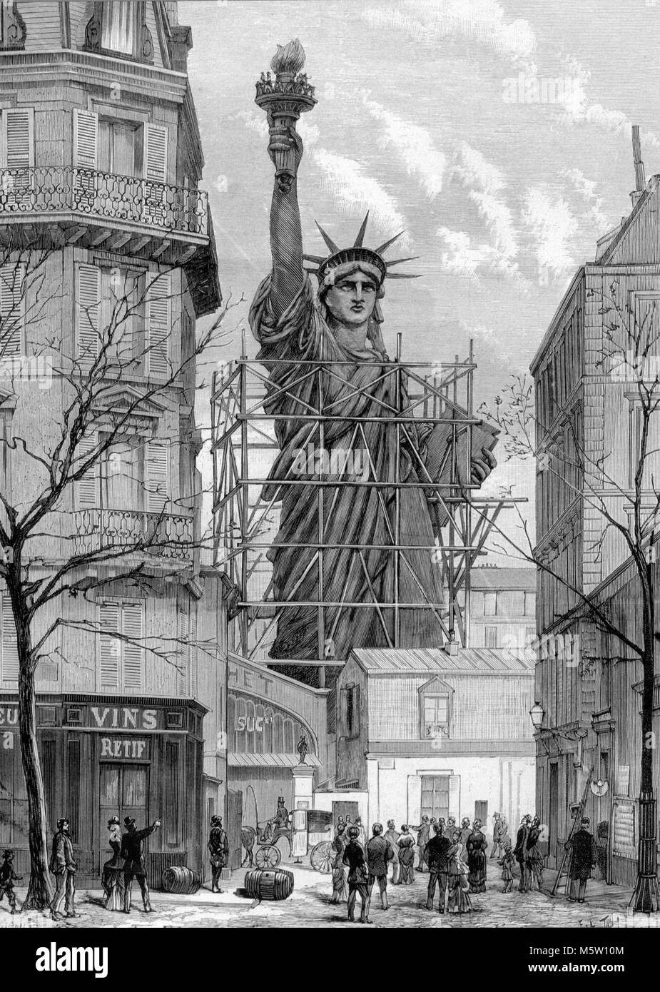 Frédéric Auguste Bartholdi (1834-1904) sculpteur français qui a conçu la Statue de la liberté ici sur l'affichage temporaire dans une rue de Paris ayant dépassé son studio. Banque D'Images