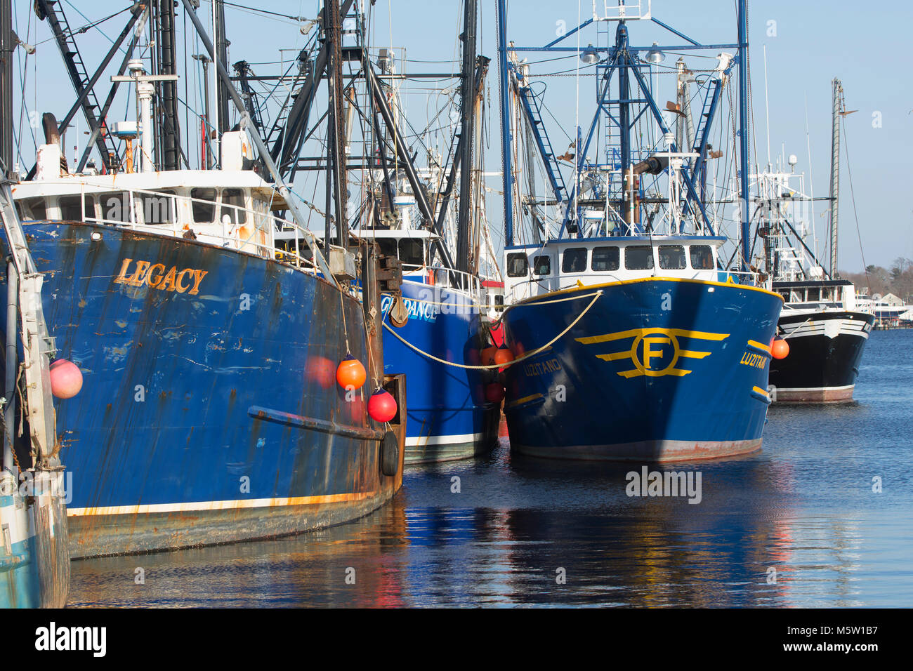 Le New Bedford Massachusetts, USA, Waterfront et les chalutiers au quai de poisson. Banque D'Images