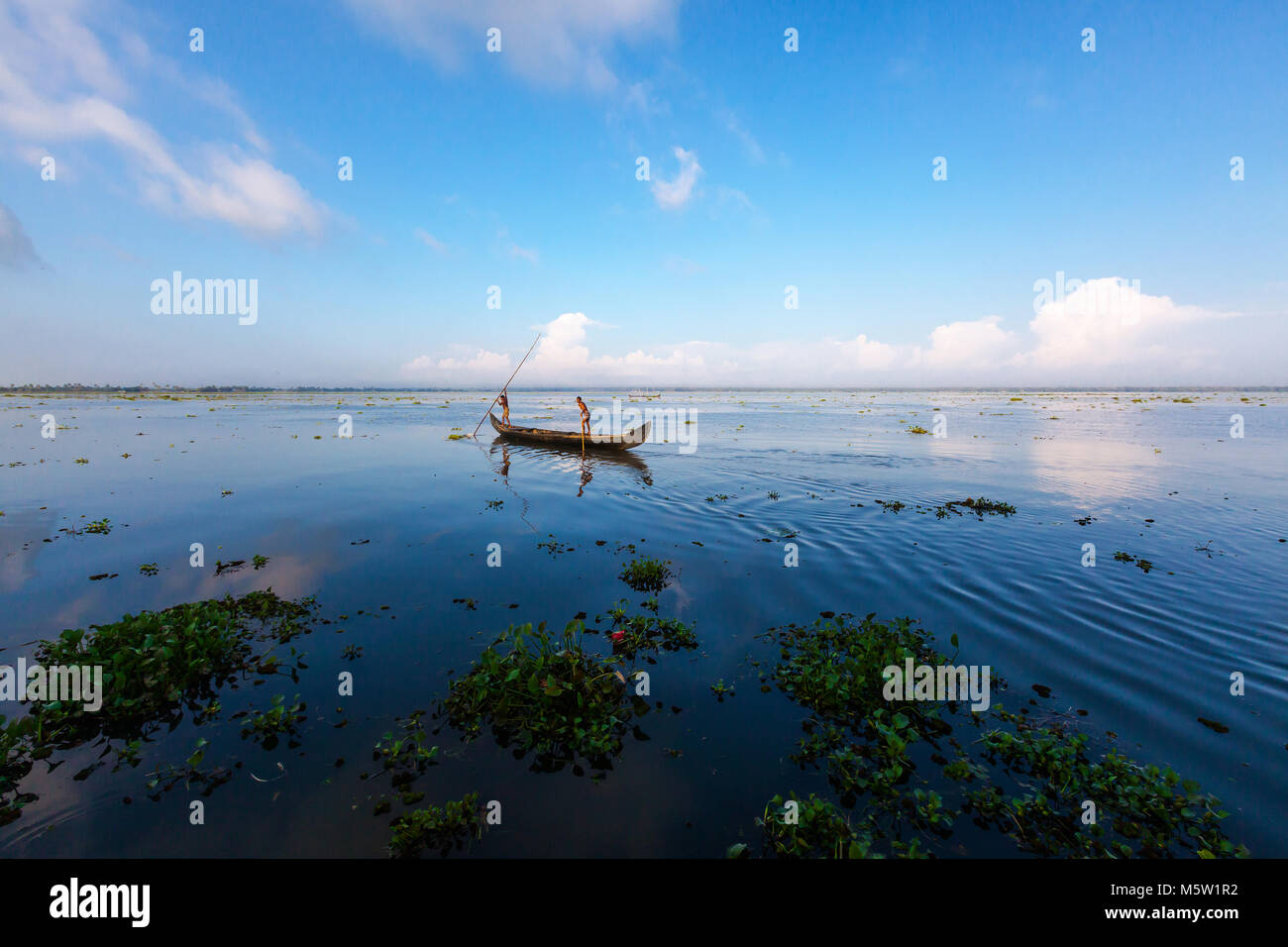 Voyageant sur un canot en bois sur le Lac Vembanad près de Alleppey à Kumarakom au Kerala, en Inde. Banque D'Images