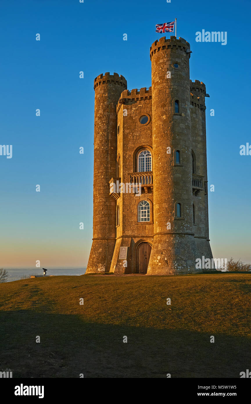 Broadway Tower, situé au sommet de la colline de poisson le deuxième plus haut point dans les Cotswolds, sur un bleu clair ciel après-midi de la fin de l'hiver. Banque D'Images