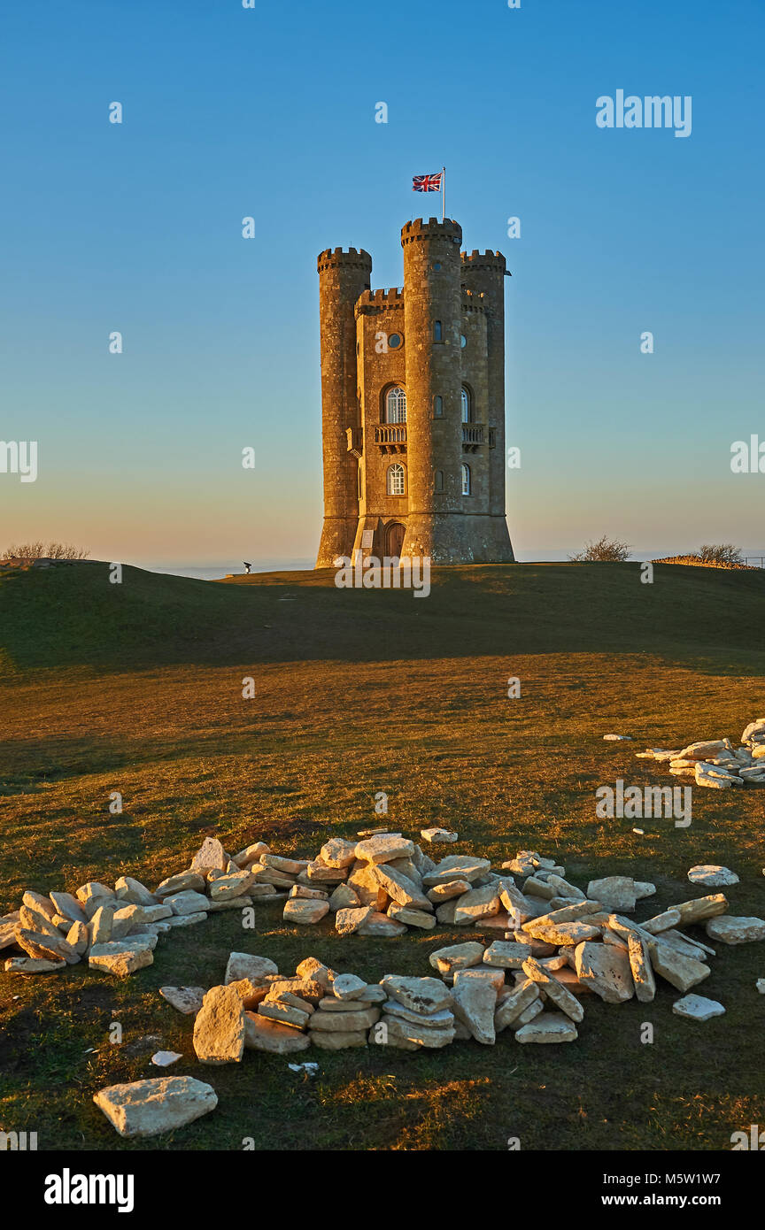 Broadway Tower, situé au sommet de la colline de poisson le deuxième plus haut point dans les Cotswolds, sur un bleu clair ciel après-midi de la fin de l'hiver. Banque D'Images