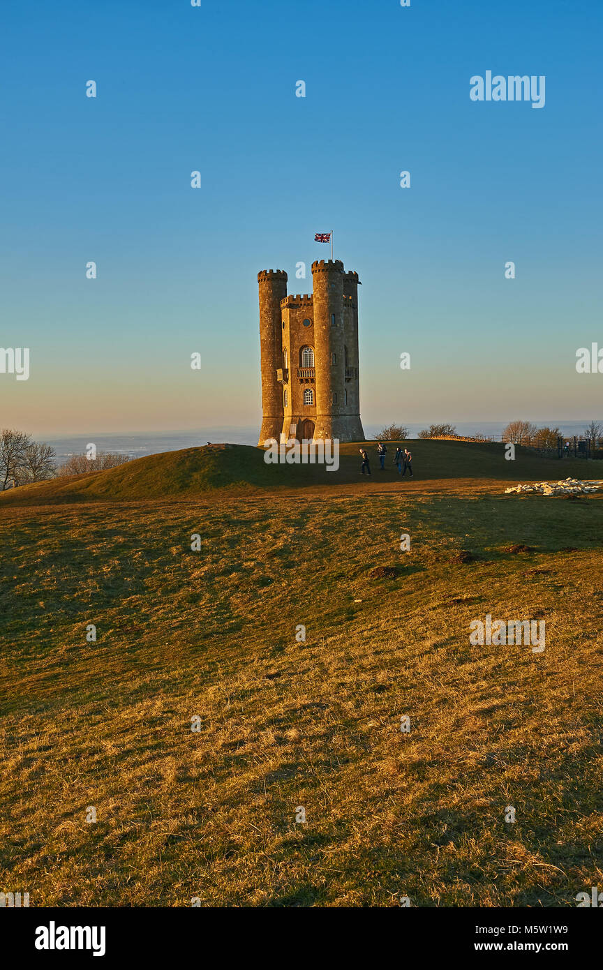Broadway Tower, situé au sommet de la colline de poisson le deuxième plus haut point dans les Cotswolds, sur un bleu clair ciel après-midi de la fin de l'hiver. Banque D'Images