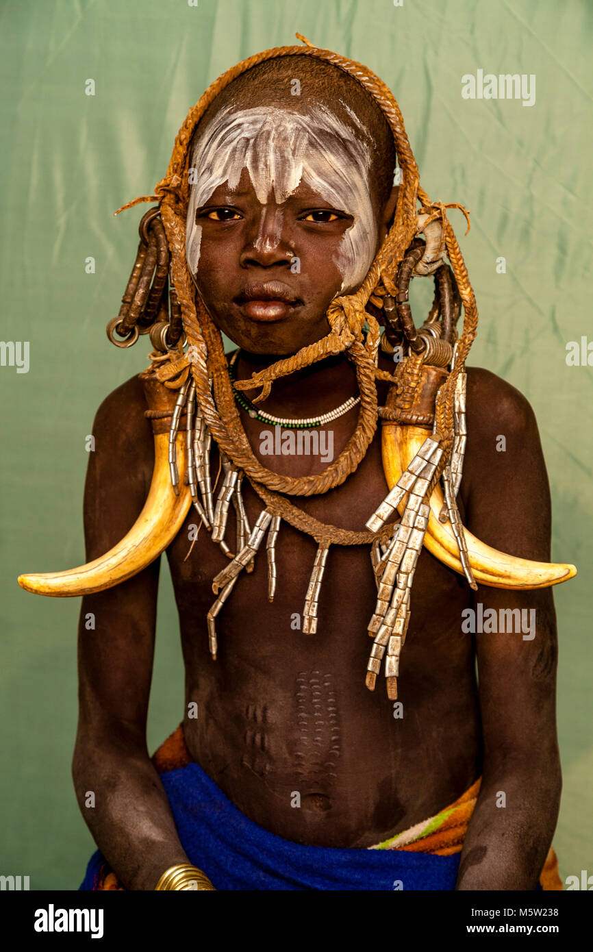 Un Portrait d'un garçon de la tribu Mursi, Morsi Village, vallée de l'Omo, Ethiopie Banque D'Images