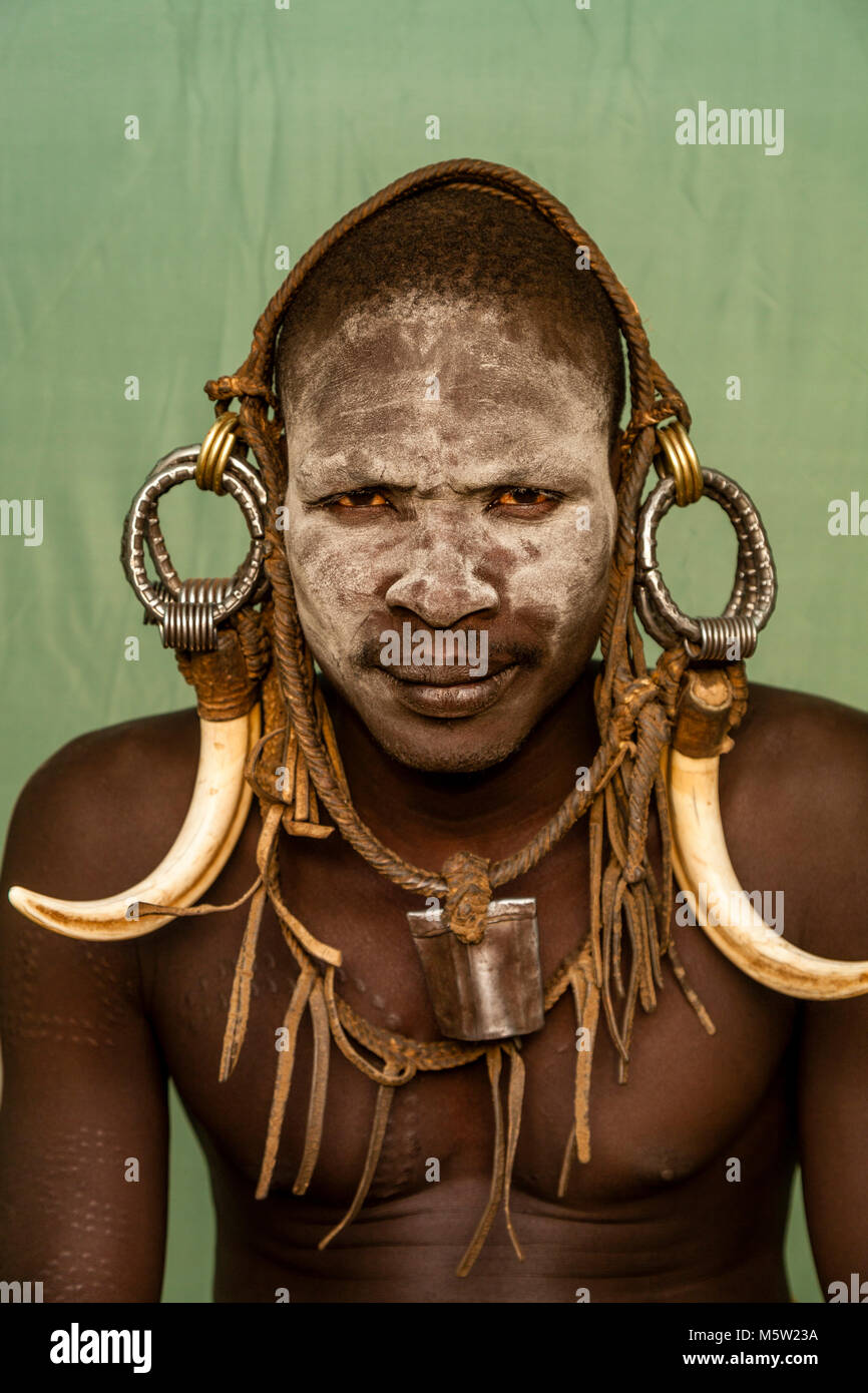 Un Portrait d'un jeune homme de la tribu Mursi, Morsi Village, vallée de l'Omo, Ethiopie Banque D'Images