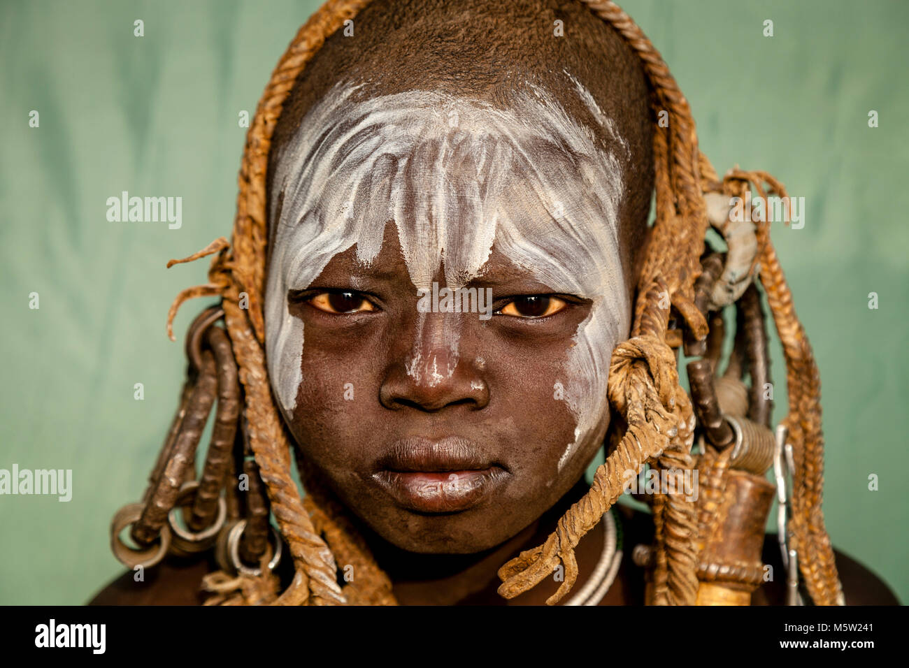Un Portrait d'un garçon de la tribu Mursi, Morsi Village, vallée de l'Omo, Ethiopie Banque D'Images