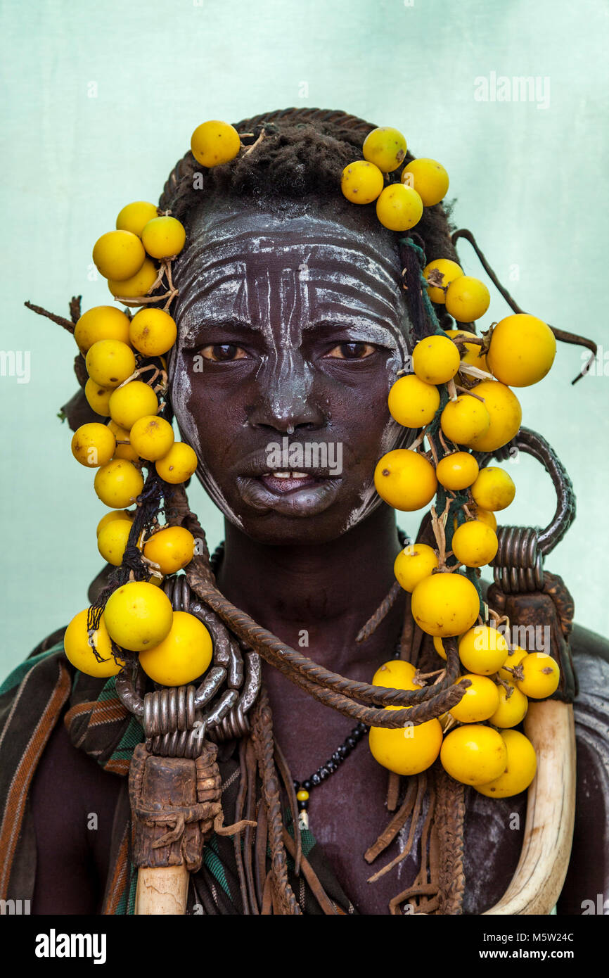Un Portrait d'une jeune femme de la tribu Mursi, Morsi Village, vallée de l'Omo, Ethiopie Banque D'Images