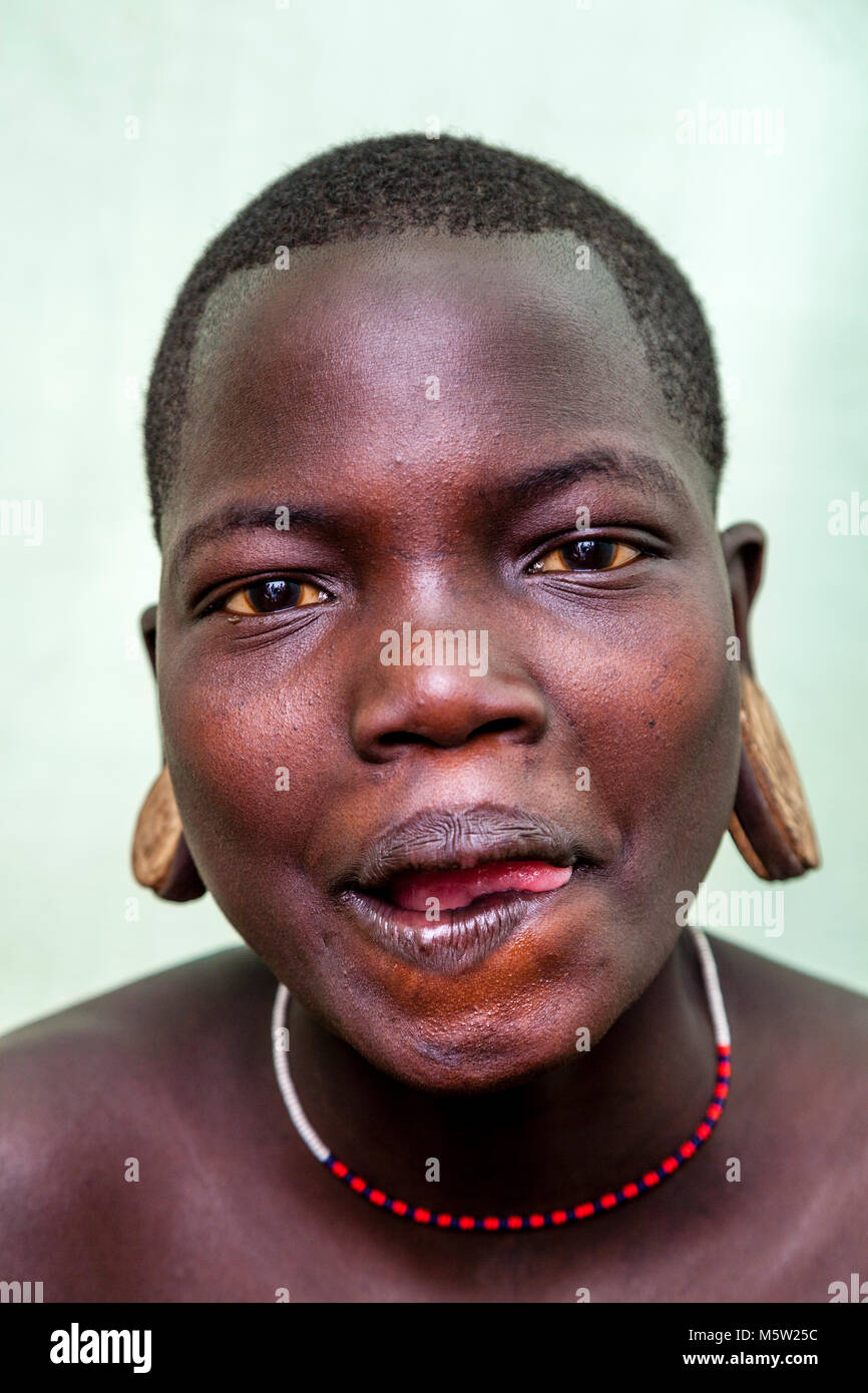 Un Portrait d'une jeune femme de la tribu Mursi, Morsi Village, vallée de l'Omo, Ethiopie Banque D'Images