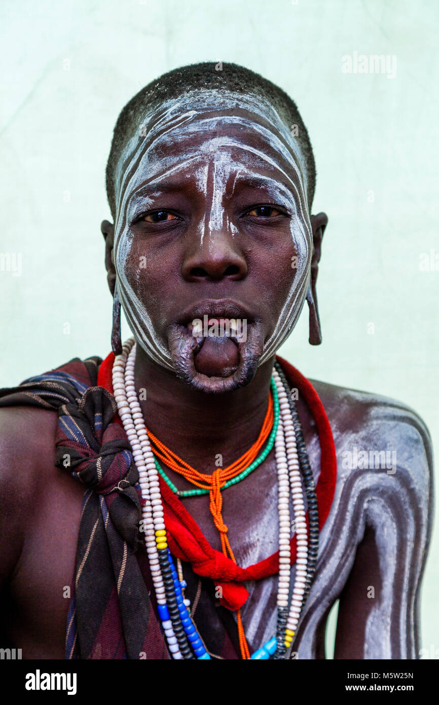 Le portrait d'une femme de la tribu Mursi, Morsi Village, vallée de l'Omo, Ethiopie Banque D'Images