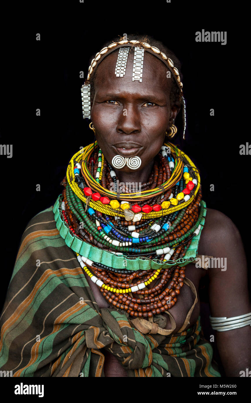 Le portrait d'une femme de la tribu Nyangatom, vallée de l'Omo, Ethiopie Banque D'Images