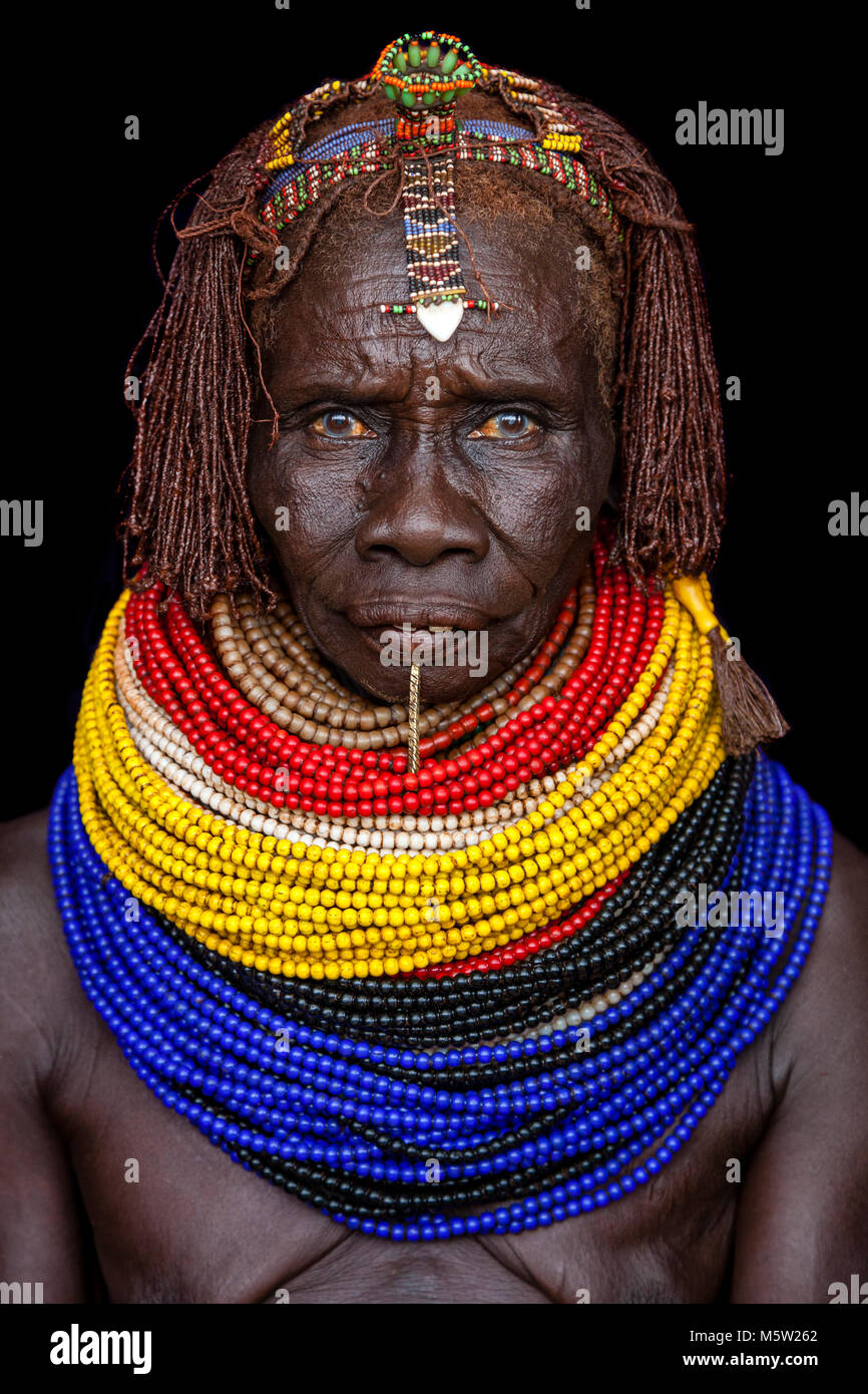 Le portrait d'une femme de la tribu Nyangatom, vallée de l'Omo, Ethiopie Banque D'Images