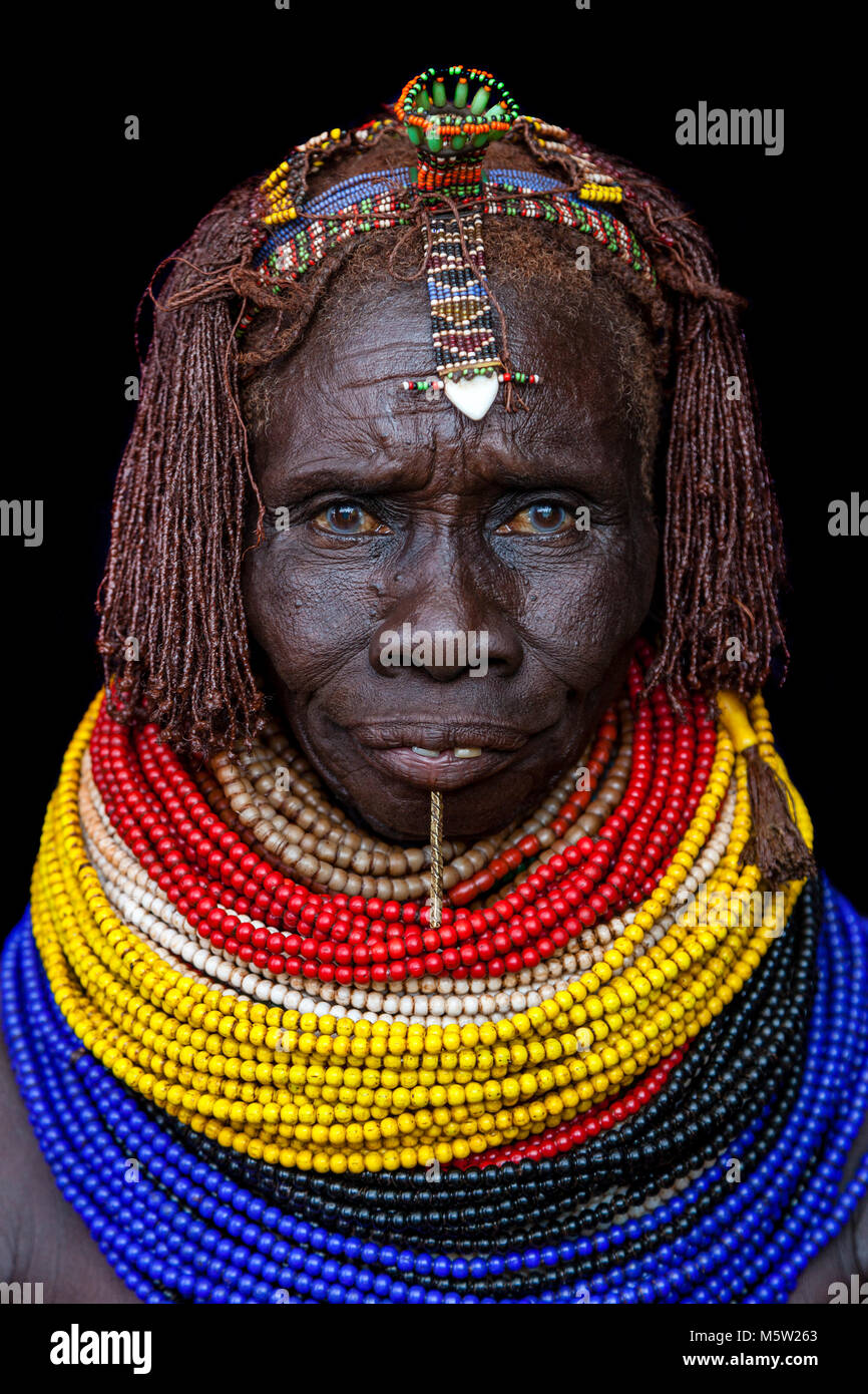Le portrait d'une femme de la tribu Nyangatom, vallée de l'Omo, Ethiopie Banque D'Images