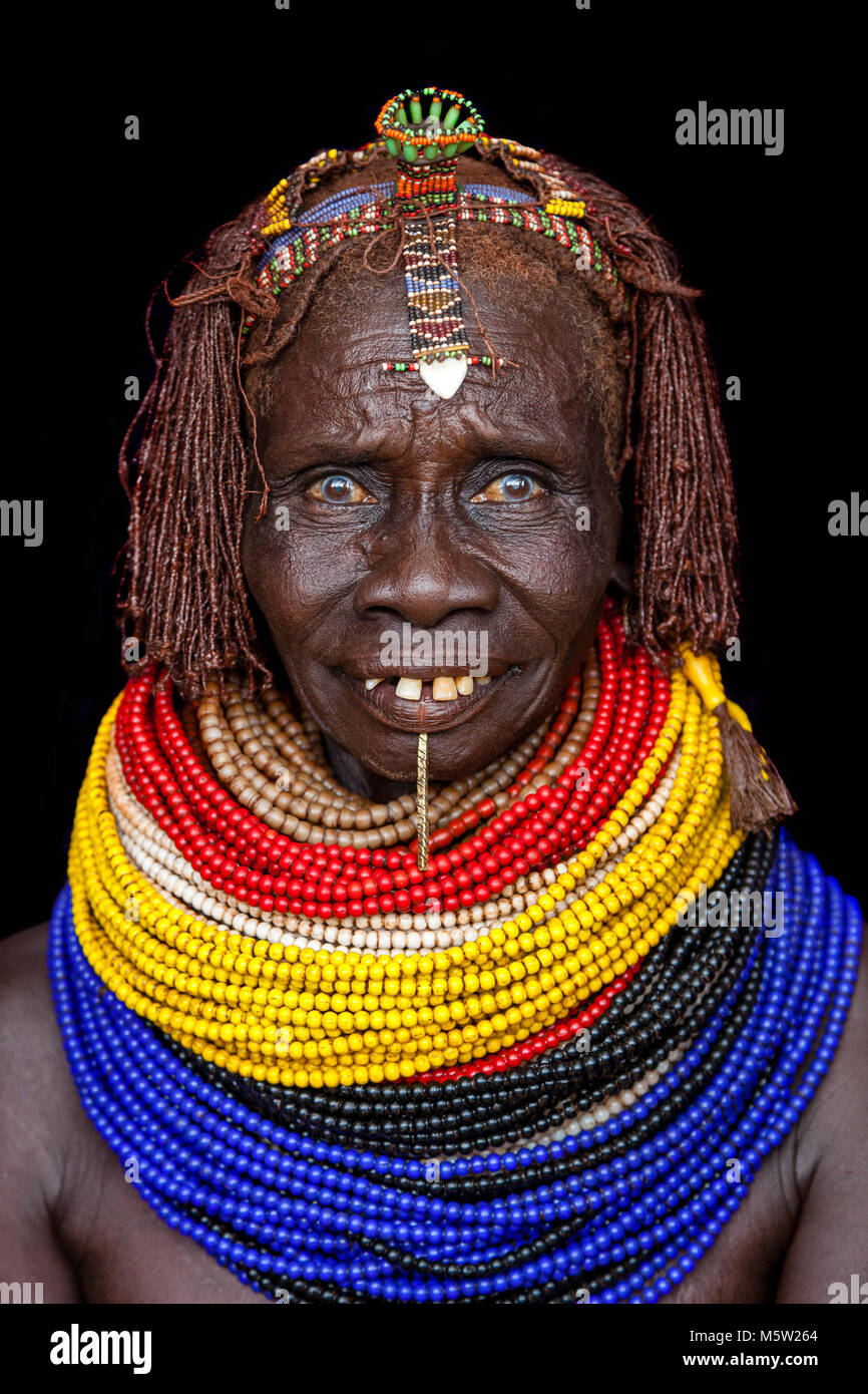 Le portrait d'une femme de la tribu Nyangatom, vallée de l'Omo, Ethiopie Banque D'Images