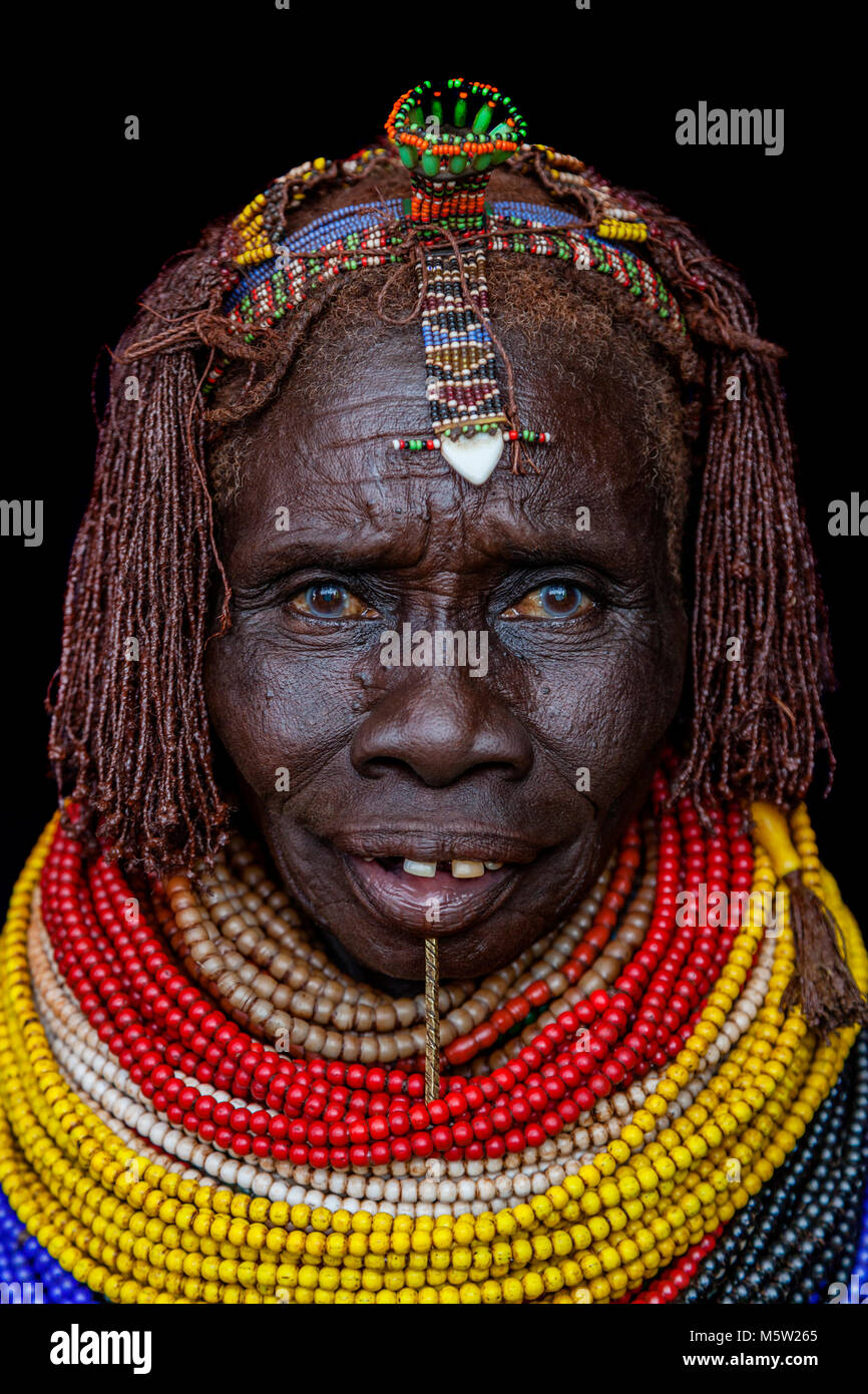 Le portrait d'une femme de la tribu Nyangatom, vallée de l'Omo, Ethiopie Banque D'Images