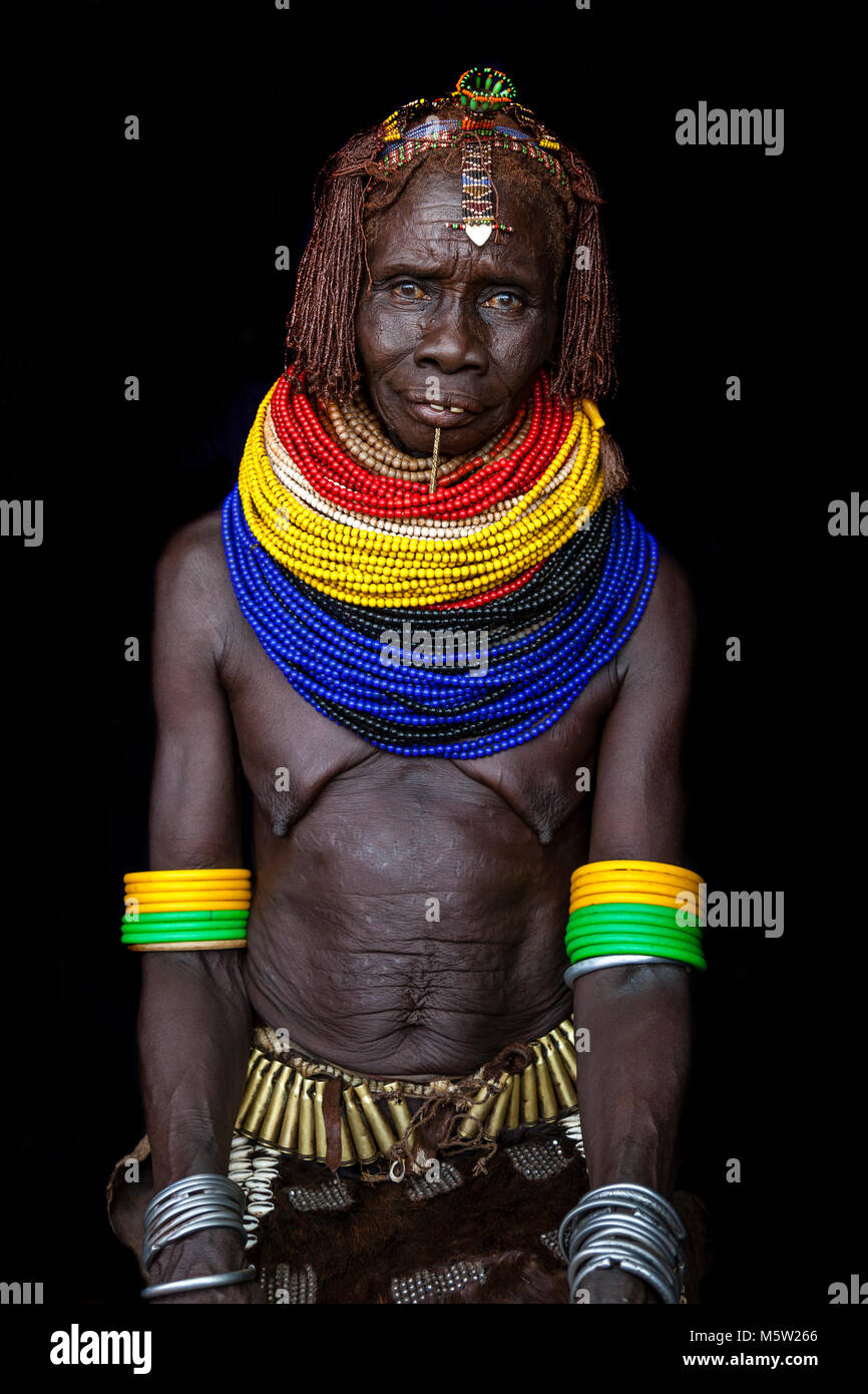 Le portrait d'une femme de la tribu Nyangatom, vallée de l'Omo, Ethiopie Banque D'Images