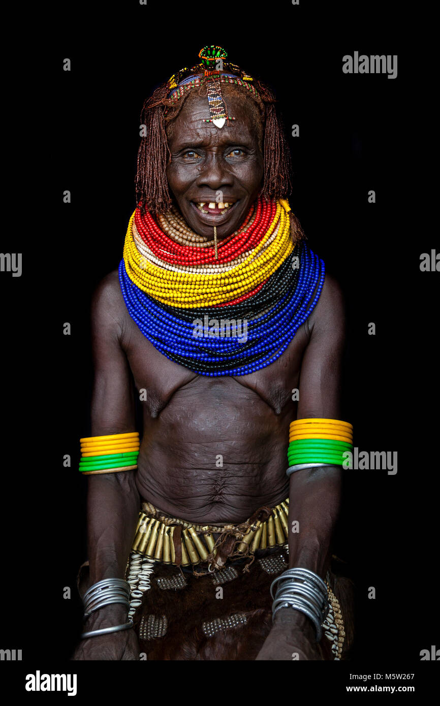 Le portrait d'une femme de la tribu Nyangatom, vallée de l'Omo, Ethiopie Banque D'Images