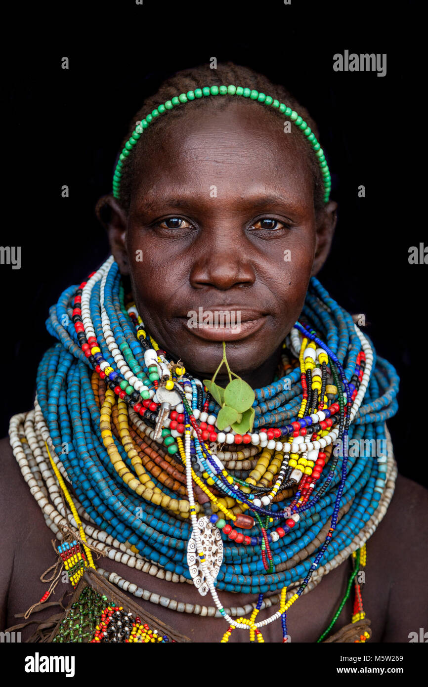 Le portrait d'une femme de la tribu Nyangatom, vallée de l'Omo, Ethiopie Banque D'Images