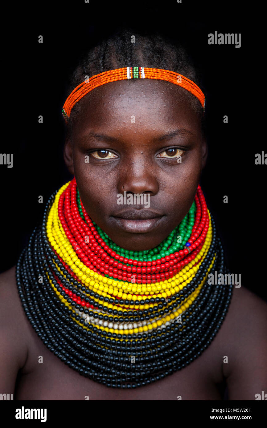 Un Portrait d'une jeune femme de la tribu Nyangatom, vallée de l'Omo, Ethiopie Banque D'Images