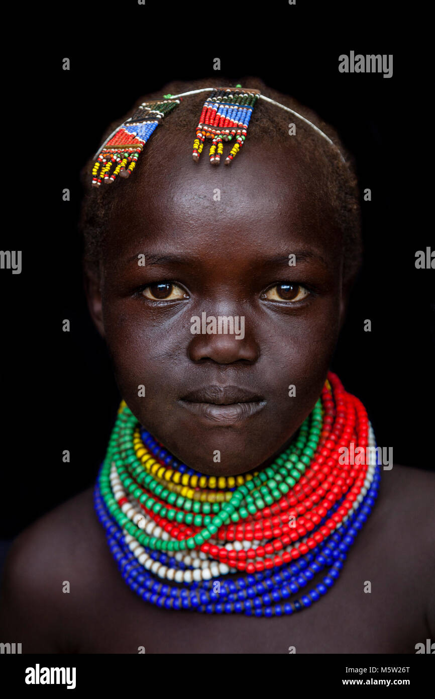 Un Portrait d'une fille de la tribu Nyangatom, vallée de l'Omo, Ethiopie Banque D'Images