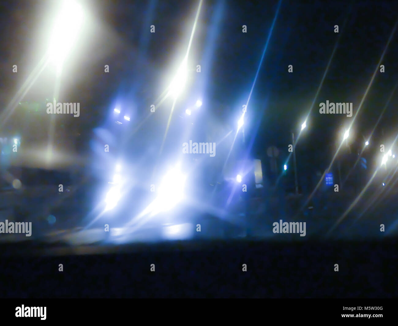 Le trafic de nuit lumière autoroute flou Banque D'Images