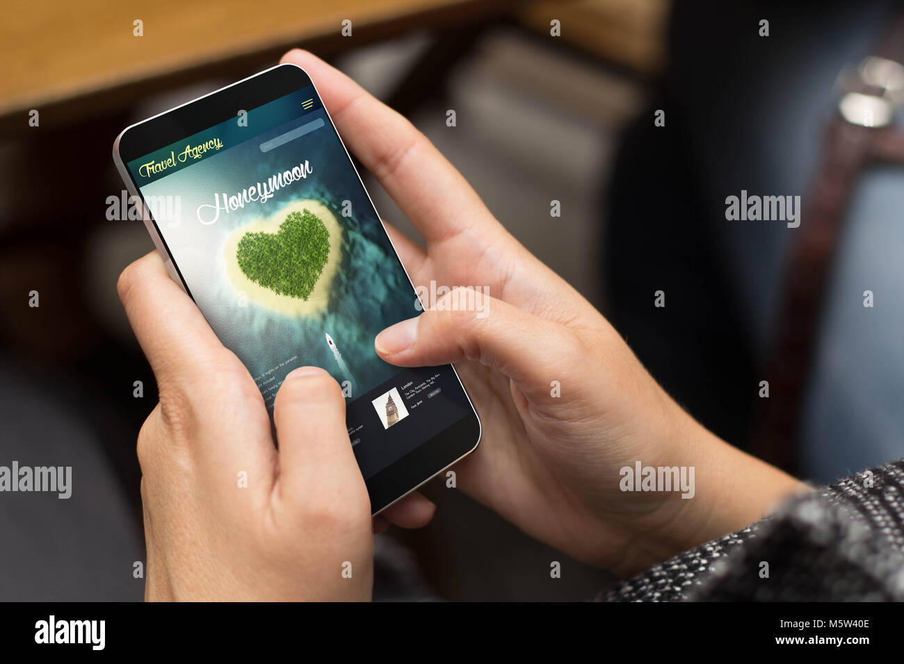 Concept design mobile : à l'aide d'un téléphone numérique généré avec voyage de noces site sur l'écran. Tous les graphiques de l'écran sont constitués. Banque D'Images