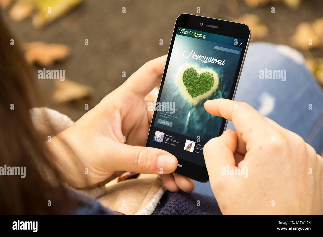 Concept design mobile : un smartphone 3D généré avec voyage de noces à l'écran. Graphiques à l'écran sont constitués. Banque D'Images