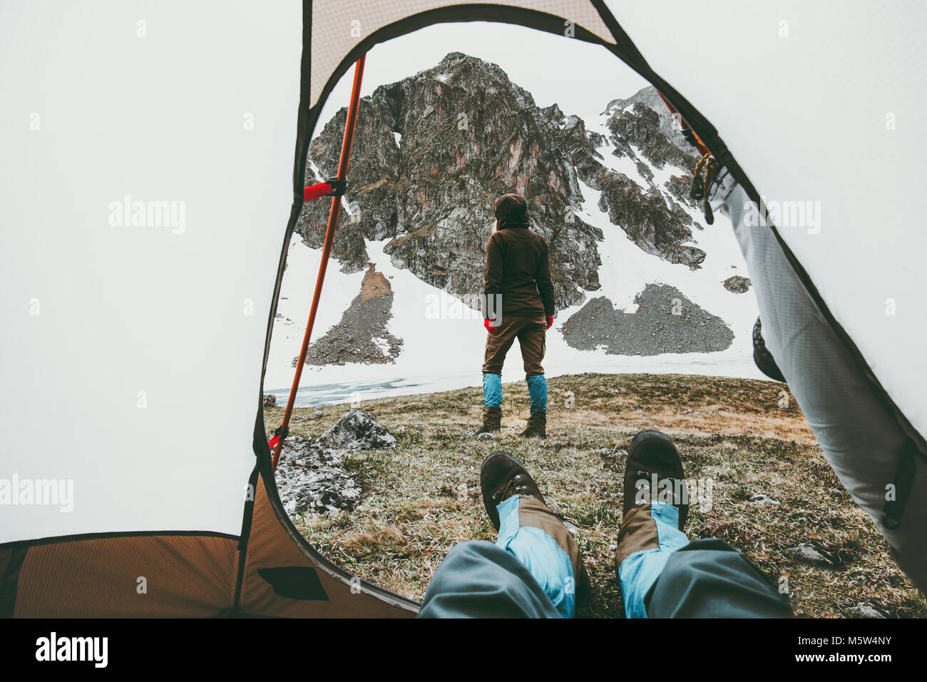 Voyages de Camping tente de voir deux femme entrée dans les montagnes à pied pieds homme intérieur concept de vie relaxant vacances d'aventure outdoor Banque D'Images