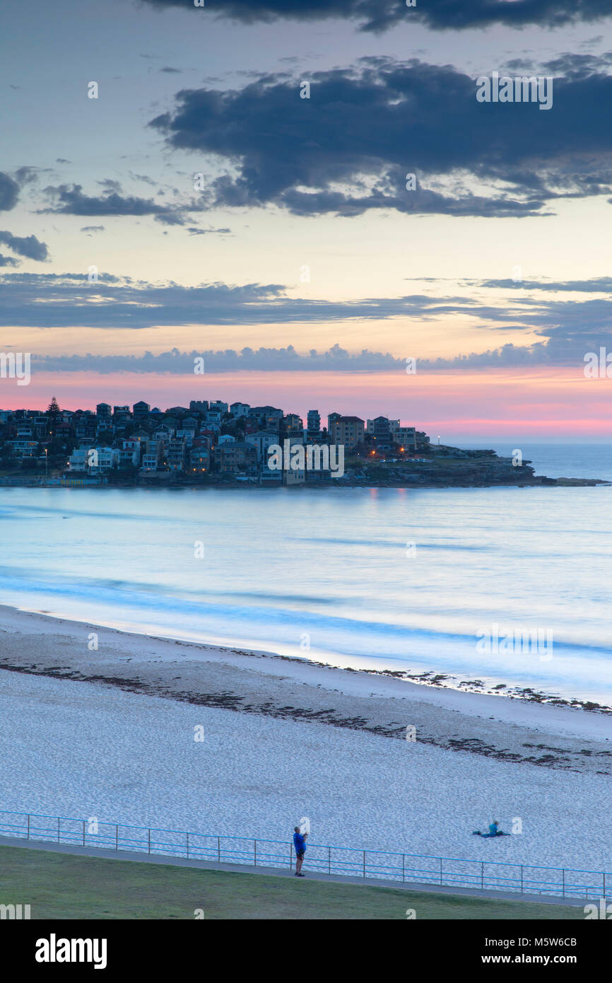 La plage de Bondi à l'aube, Sydney, New South Wales, Australia Banque D'Images