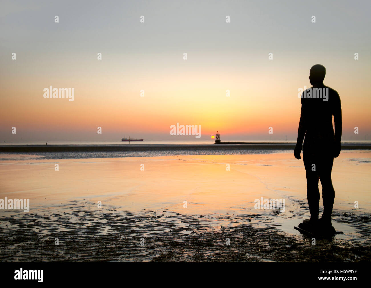 Le Sir Antony Gormley art installation un autre lieu situé sur Crosby Beach, une partie de la côte de Sefton, dans la région de la ville de Liverpool au Royaume-Uni. Banque D'Images