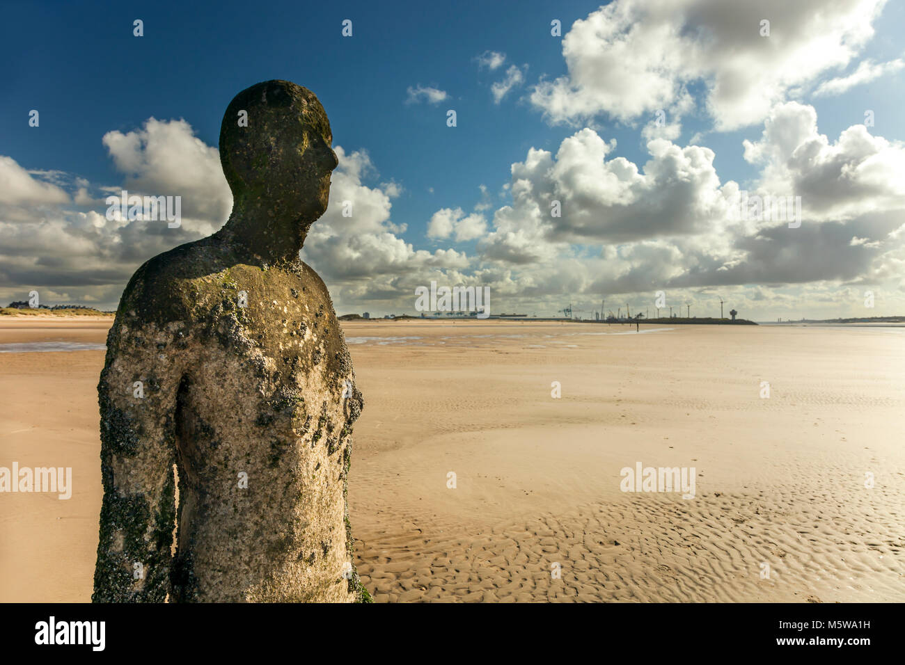 Le Sir Antony Gormley art installation un autre lieu situé sur Crosby Beach, une partie de la côte de Sefton, dans la région de la ville de Liverpool de l'UK Banque D'Images