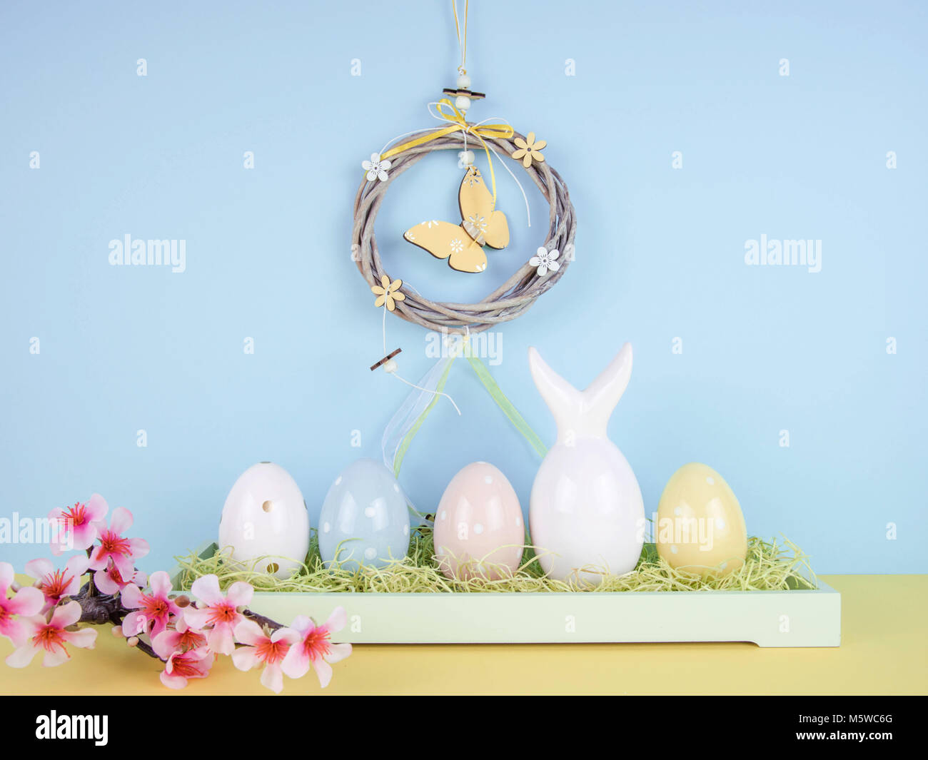 Composition pâques créatives avec des oeufs peints et lapin de Pâques. Banque D'Images