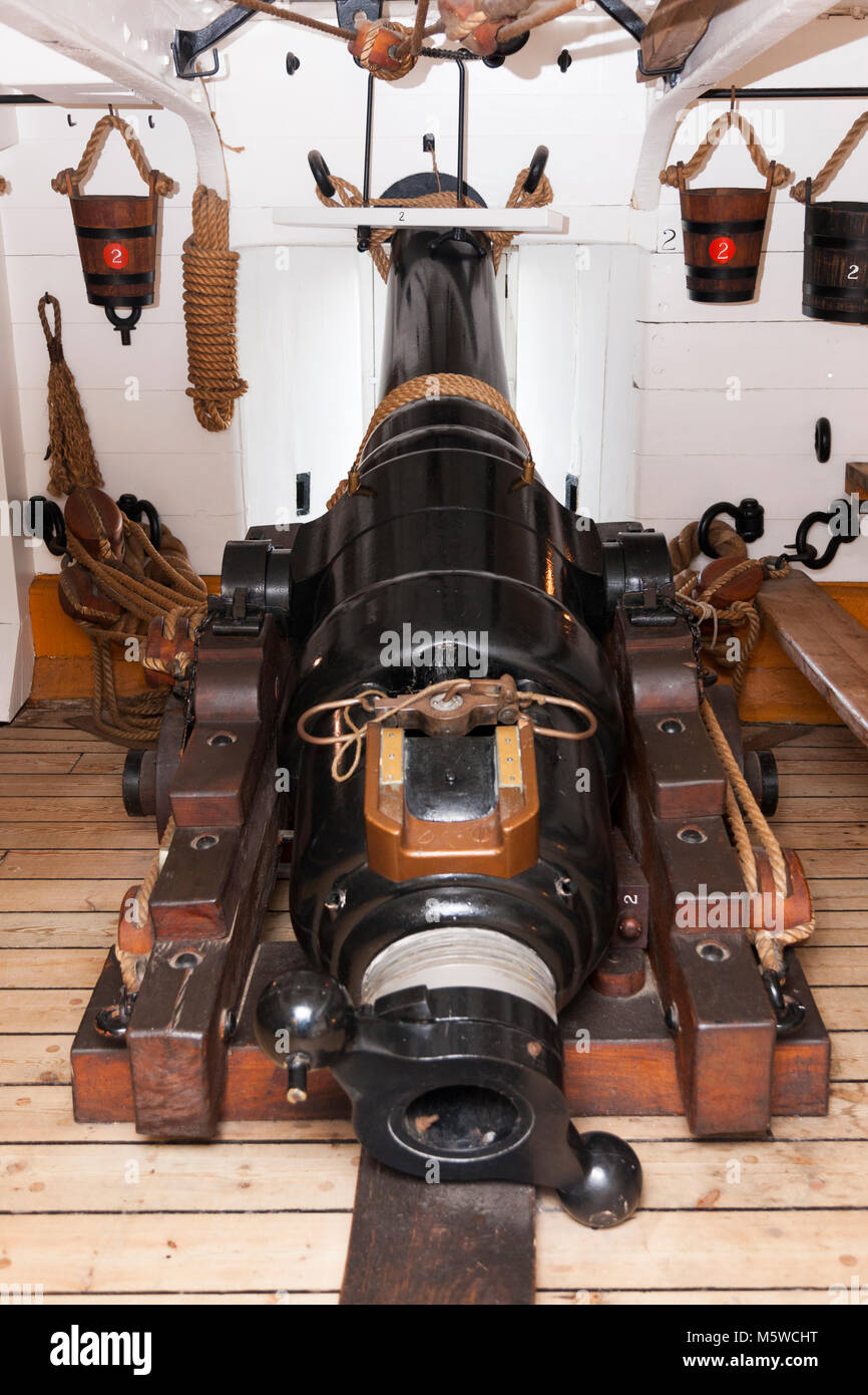Armstrong 110 livres, des armes à feu se chargeant par le canon rayé sur le HMS Warrior gun deck, avec chariot en bois. Portsmouth Historic Dockyard / Chantier Naval historique. UK Banque D'Images