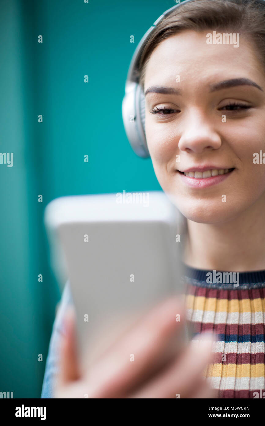 Femme De La Diffusion De Musique Sur Un Casque Sans Fil De Téléphone