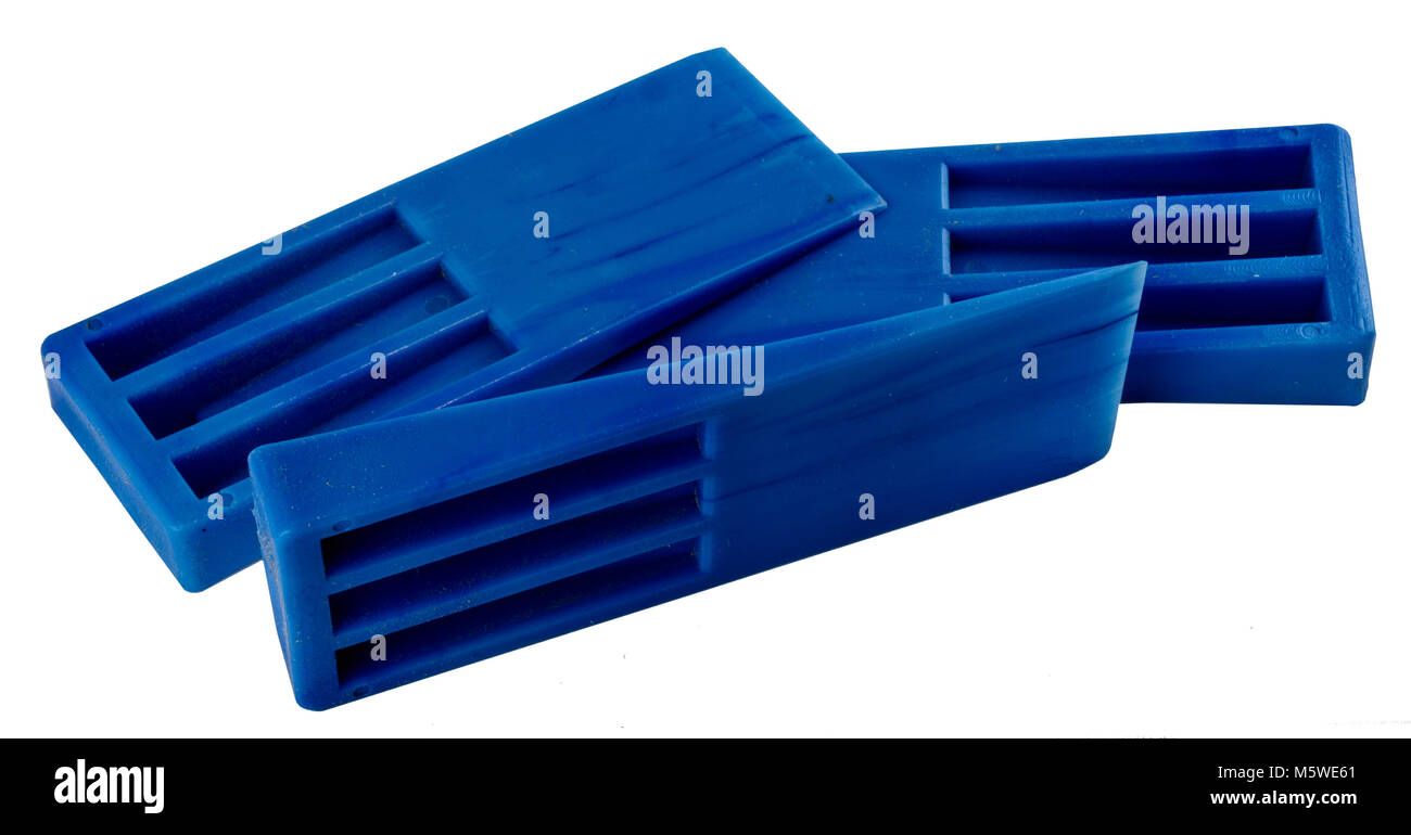 Moulage en plastique bleu wedges empilés sur side view Banque D'Images
