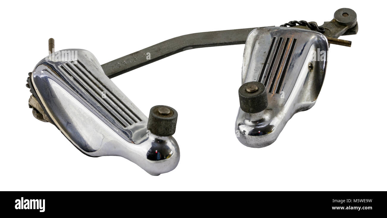 Mobilier vintage american automobile liens de fixation du bras de l'essuie-glace sur un fond blanc Banque D'Images Mobilier vintage american automobile liens de fixation du bras de l'essuie-glace sur un fond blanc Banque D'Images