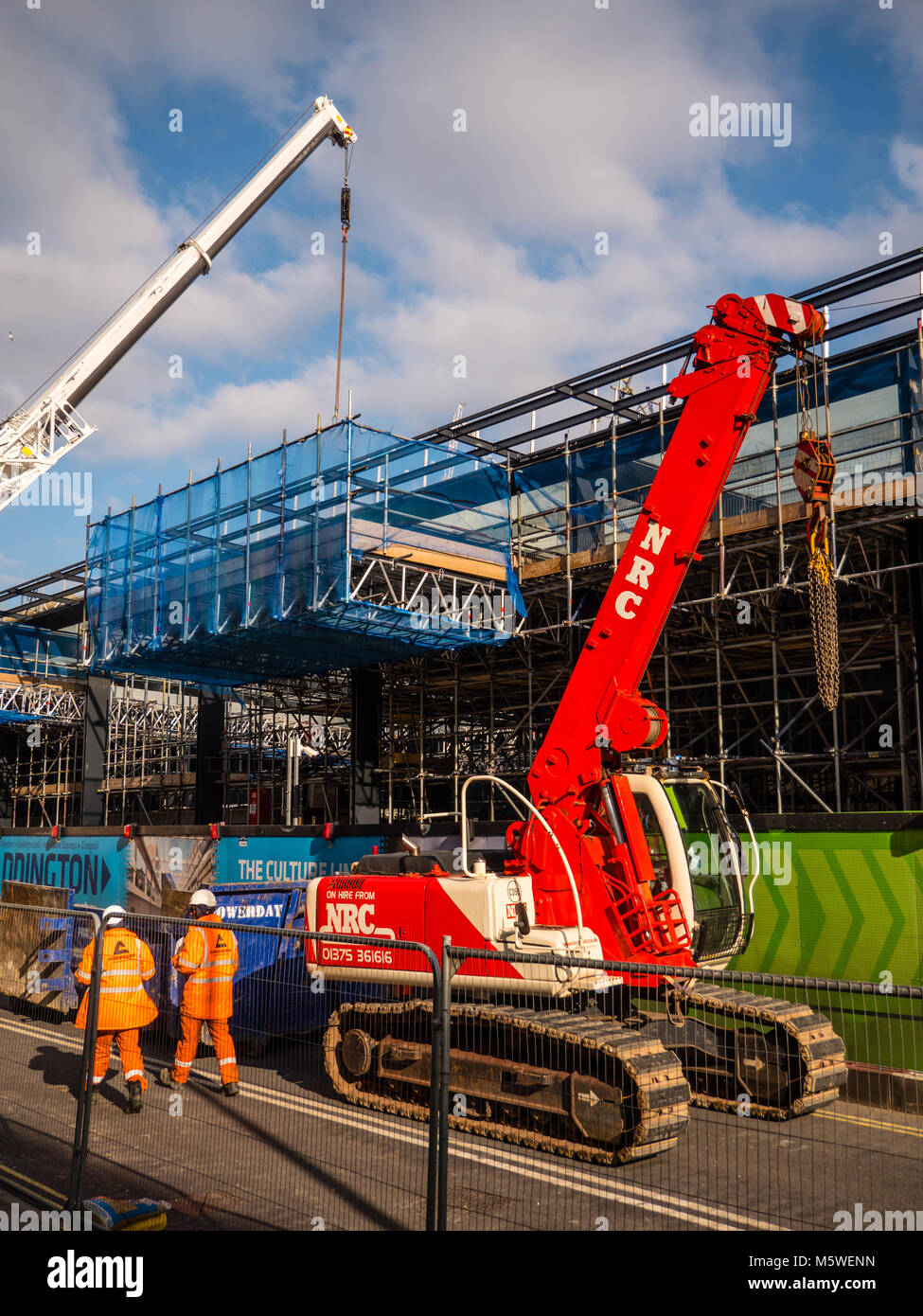 Cranes Building Cross Rail à la gare de Paddington, Londres, Angleterre, Royaume-Uni, GB. Banque D'Images