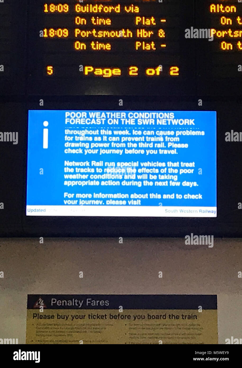 Un écran d'information à la gare de Waterloo, Londres, comme les banlieusards font leur chemin de la maison au cours de la soirée, l'heure de pointe de l'avant des avertissements des compagnies de chemin de fer que les voyageurs doivent terminer leur voyage plus tôt que prévu avant d'attendre beaucoup de neige de l'automne. Banque D'Images
