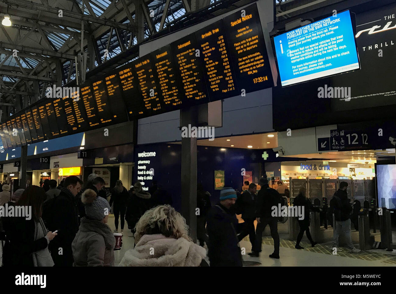 Les navetteurs à l'intérieur de la gare de Waterloo, Londres, comme ils font leur chemin de la maison au cours de la soirée, l'heure de pointe de l'avant des avertissements des compagnies de chemin de fer que les voyageurs doivent terminer leur voyage plus tôt que prévu avant d'attendre beaucoup de neige de l'automne. Banque D'Images
