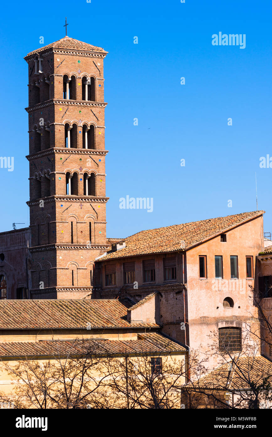 Église Santa Francesca Romana (Basilica di Santa Francesca Romana), précédemment connu sous le nom de Santa Maria Nova, Rome, Italie, à côté du Forum Romain. Banque D'Images