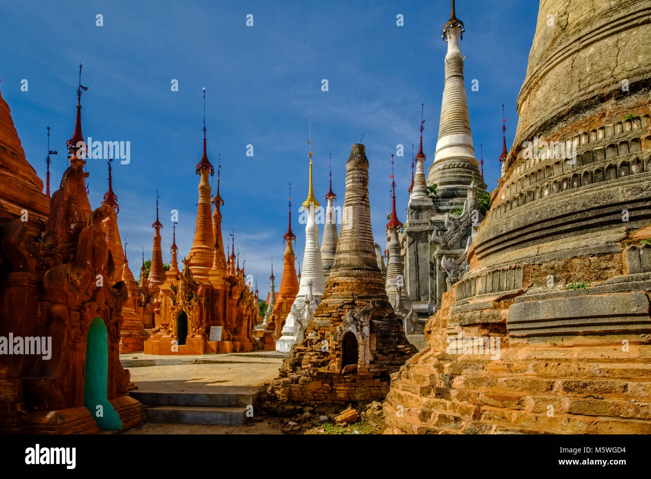 Les monuments partiellement ruinée de Shwe Indein Pagoda est situé dans le village d'Indein près du lac Inle Banque D'Images