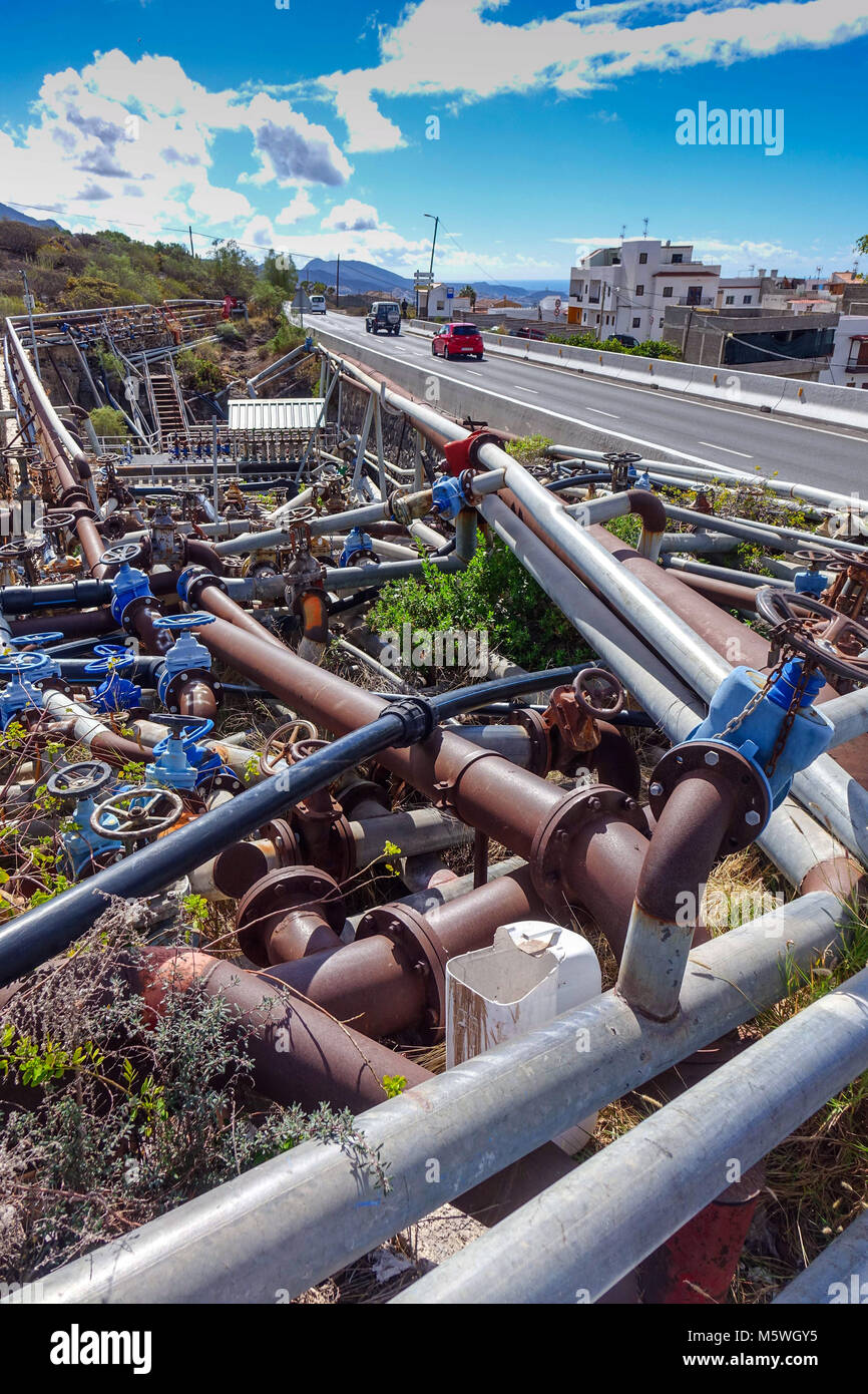 Une masse confuse de tuyaux d'eau au bord de la route, Guia de Isora, Teneriffe Banque D'Images